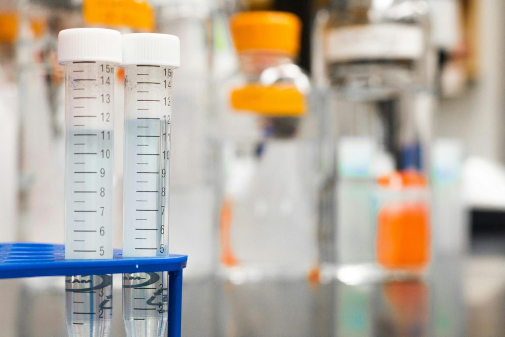 Zwei durchsichtige Reagenzgläser in einem Labor, unverzichtbar für die wissenschaftliche Forschung.